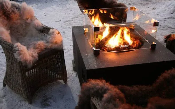 Warm met een vuurkorf in de tuin